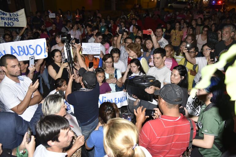 Manifestación exigiendo Justicia en reiterativos casos de asesinatos violentos de niños.