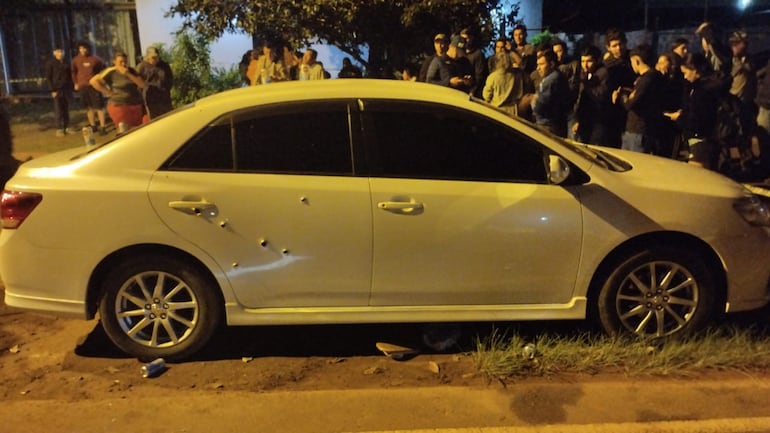 El automóvil por el que estaban recostados los objetivos del ataque quedó con varios agujeros de bala.