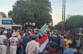 Adultos mayores copan la avenida Mariscal López, frente al Ministerio de Desarrollo Social.