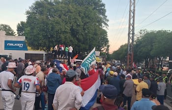 Adultos mayores copan la avenida Mariscal López, frente al Ministerio de Desarrollo Social.