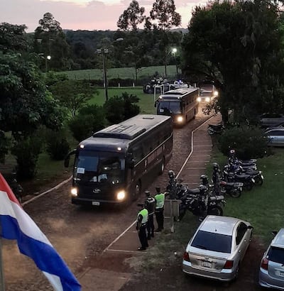 Buses que trasladaron a personas privadas de su libertad a otras penitenciarías, tras el operativo Veneratio.