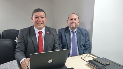 El juez de paz de Ybycuí Francisco Goiburú (der.), en el juicio oral y público que afronta por supuesto prevaricato.

 