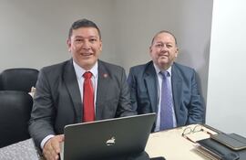 El juez de paz de Ybycuí Francisco Goiburú (der.), en el juicio oral y público que afronta por supuesto prevaricato.