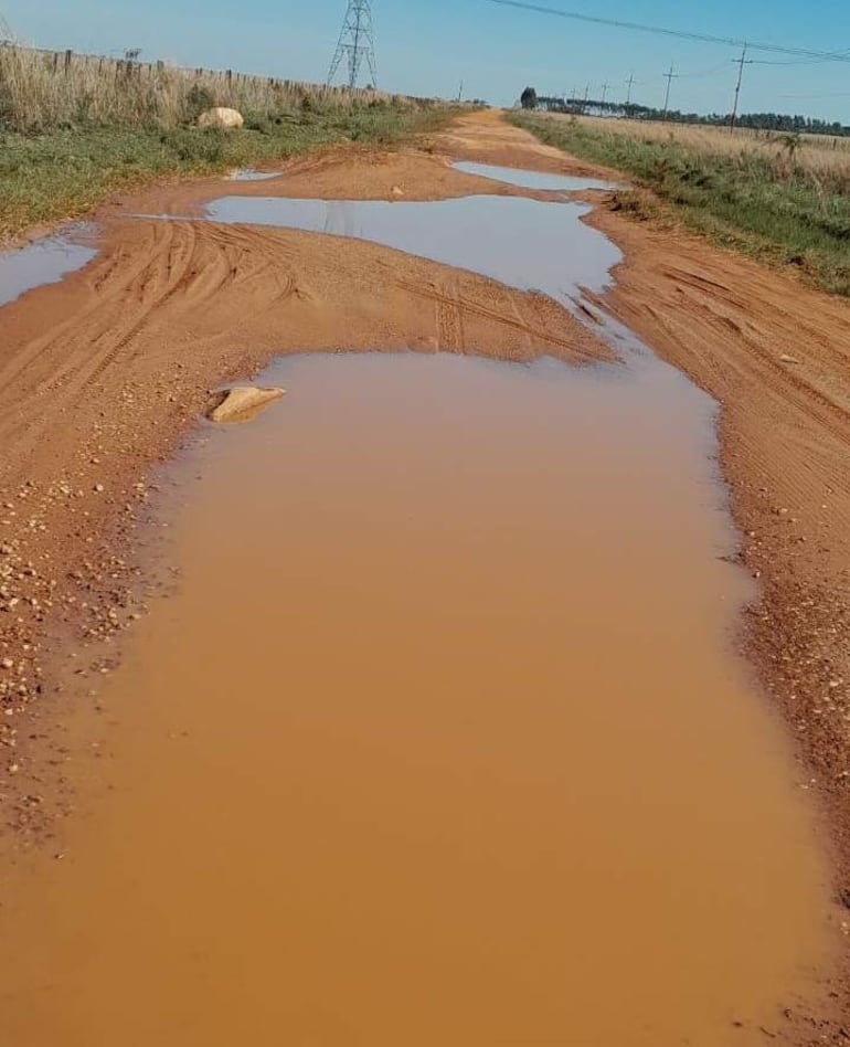 En la compañía Ybycuí Punta, los lugareños denuncian que el camino también figura como reparado, pero se encuentra en pésimo estado.