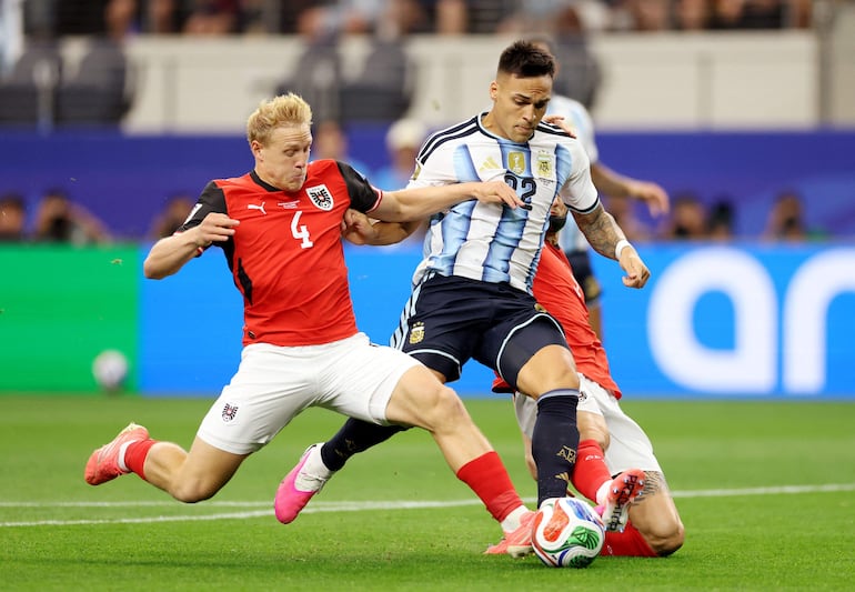 Infracción en el área sobre Lautaro Martínez y cobro de penal, vía VAR.