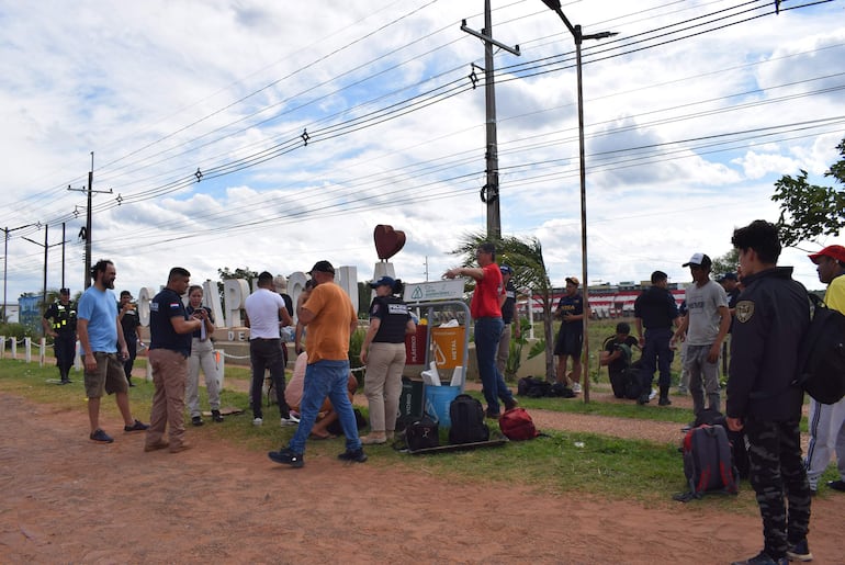 Efectivos de la policía identifican a miembros de un grupo de supuestos guardias de seguridad en el acceso a Carapeguá.