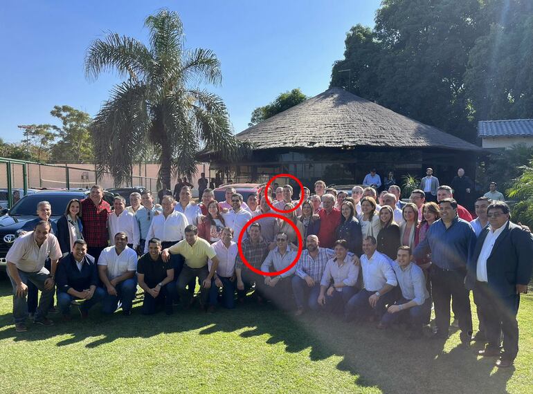 Erico Galeano, en su Quinta abrazado a  Pedro Alliana y muy cerca del presidente electo Santiago Peña.