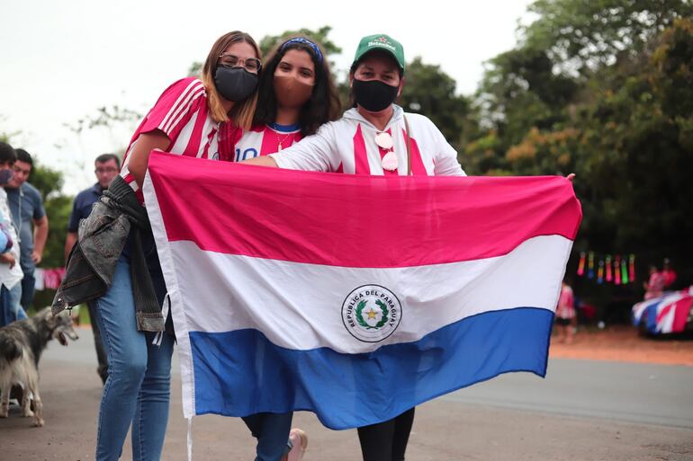Los fanáticos de la selección paraguaya acudieron a la Albiróga para despedir a los jugadores y el cuerpo técnico.