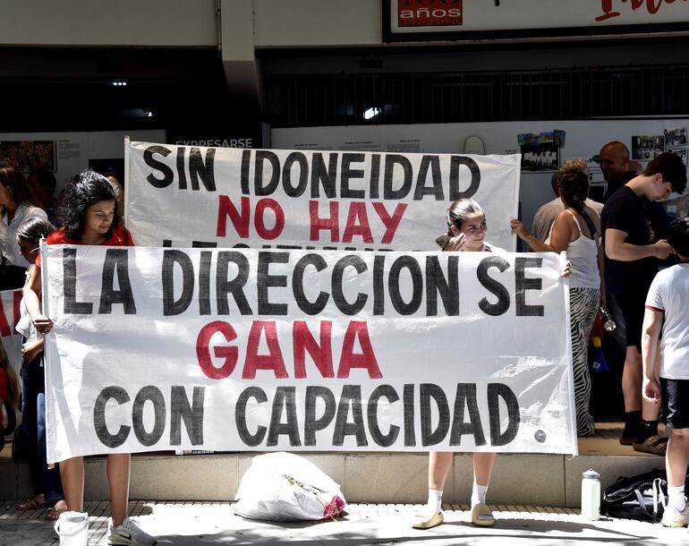 Padres denuncian que nuevo director nombrado en el Inter, no tiene idoneidad para el cargo.