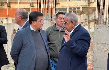 El agente fiscal Julio Ortiz junto al actual titular de la previsional, Isaías Fretes