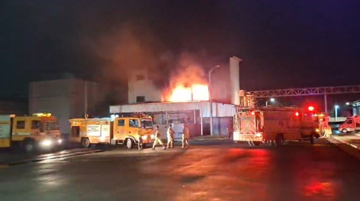 Video: Bomberos combaten incendio en planta farmacéutica en Ypané