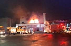 Bomberos trabajan para sofocar el incendio.