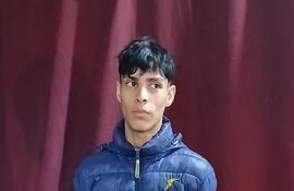 Jonathan Ezequiel Godoy León, buscado por el crimen del asaditero Carlos Martínez, cayó detenido esta tarde en la comisaría 16° Central de Lambaré, cuando fue a visitar a otro joven que estaba preso por el mismo caso.
