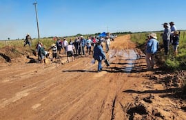 Pobladores del distrito de Quyquyhó hacen vaquita para salir a mejorar acceso rural que une con María Antonia.