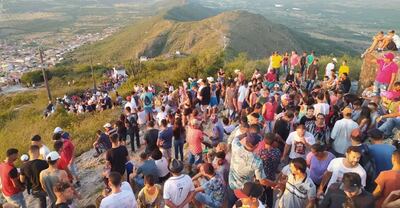 Miles de fieles subieron los casi tres kilómetros de escaleras deformes acompañando a la Hermandad de la Penitencia hasta el final del recorrido, en la iglesia de Santa Cruz.