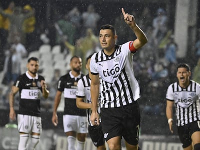 Óscar Cardozo, delantero de Libertad, celebra un gol en el partido contra Olimpia por el torneo Apertura 2023 del fútbol paraguayo en el estadio La Huerta, en Asunción.