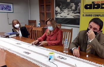 José Ortiz y Carmen Alonso (centro), integrantes de Conajzar, en una visita en la redacción de ABC.
