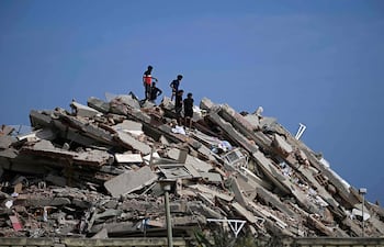 Personas buscan sobrevivientes mientras otras intentan rescatar pertenencias en un edificio colapsado tras un terremoto en Catia La Mar, estado La Guaira, a unos 30 km al noroeste de Caracas, el 25 de junio de 2026.