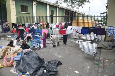 Una familia indígena ubicada en precarias condiciones en la vereda del Indi. Al fondo se observa la carpa que se habilitó en conjunto con la SEN, donde dicen hay lugar para 150 personas.
