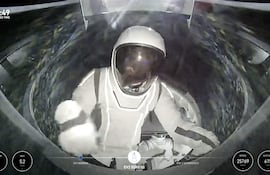 Esta fotografía cortesía de SpaceX y Polaris tomada el 12 de septiembre de 2024 muestra a la ingeniera estadounidense de SpaceX, Sarah Gillis, saliendo de la nave espacial Dragon, durante la primera caminata espacial privada realizada por la tripulación de la misión SpaceX Polaris Dawn.