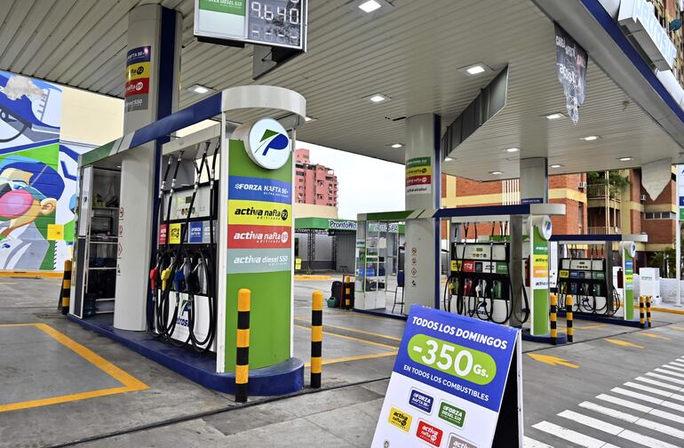 Varias estaciones de servicio ofrecen descuentos especiales los días domingos y feriados, pero de todas maneras hay poca clientela, según pudimos constatar en un recorrido.