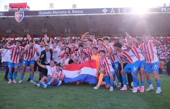 Los integrantes de la selección paraguaya sub 20 que lograron retener la medalla de ora en los Juegos Suramericanos 2026. (Foto: @coparaguay)