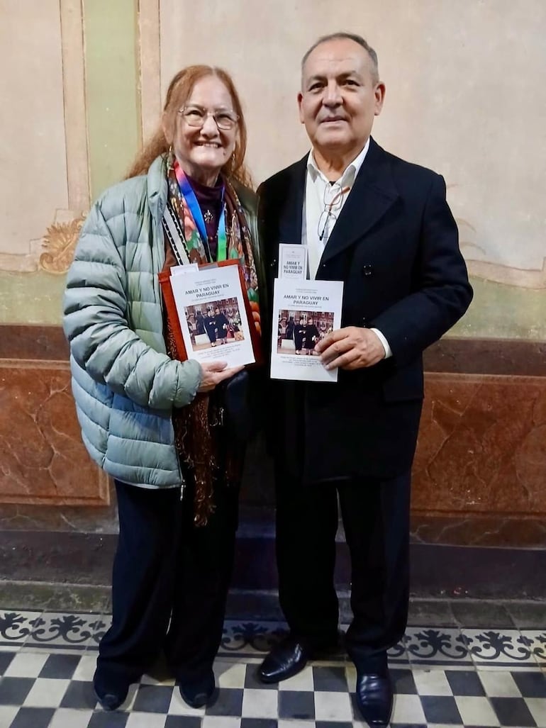 Los autores del libro, Teresa Méndez-Faith y Pedro Contrera Cuba, durante la presentación.