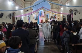 Monseñor Escobar impartiendo la bendiciòn al termino de la misa.