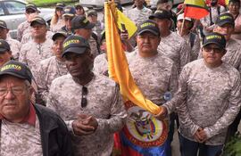 Militares retirados colombianos se reúnen frente a la clínica Fundación Santa Fe de Bogotá este jueves, en Bogotá (Colombia).