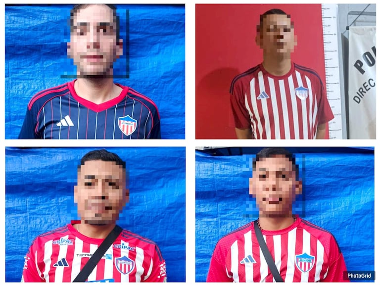 Cuatro hombres vestidos con camisetas del Junior, con expresiones serias, en un fondo azul y rojo con presencia policial.