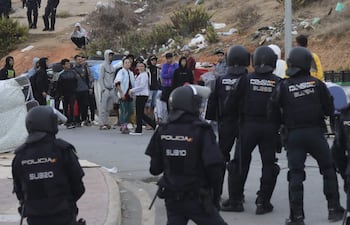 Miembros de la Policía Nacional participan este domingo en una operación para desalojar las naves del Tarajal, en Ceuta, como consecuencia del elevado número de chabolas que se habían ubicado cerca de este espacio.