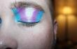 Imagen de referencia: una persona maquillada en los ojos con los colores de la bandera transgénero.