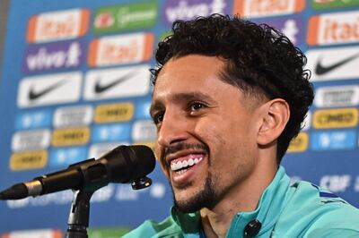 AME1933. BRASILIA (BRASIL), 23/03/2025.- El jugador de la selección brasileña de fútbol Marquinhos participa en una rueda de prensa este domingo, en Brasilia (Brasil). Marquinhos, capitán de la selección de Brasil, que el martes visita a la de Argentina en partido por las eliminatorias del Mundial de 2026, afirmó que actualmente es visible para el público el liderazgo que Raphinha ejerce en la Canarinha y que antes solo era percibido por los jugadores. EFE/ Andre Borges