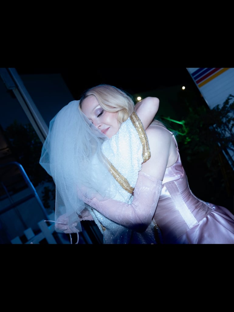 Madonna y Sabrina Carpenter dándose un emotivo abrazo. (Instagram/Madonna)