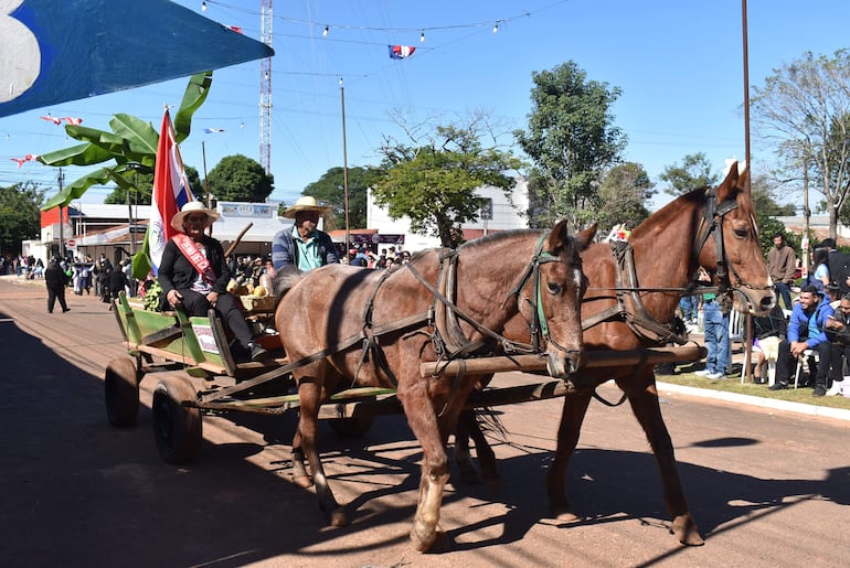 El tradicional medio de transporte de los pobladores del lugar, el cachapé, también formó parte del evento realizado en Itacurubí del Rosario