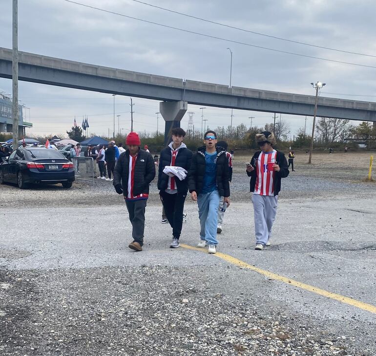 Hinchas paraguayos ya se concentran en las inmediaciones del Subaru Park para alentar a la Albirroja en su primer amistoso de la última Fecha FIFA del año.