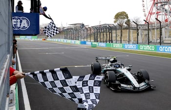 Bandera a cuadros para el piloto italiano Andrea Kimi Antonelli, que cruzó la meta en el primer lugar.