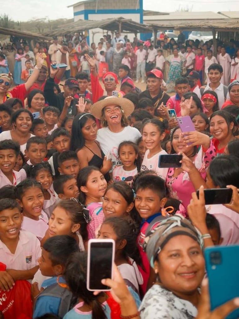 Karol G compartió con niñas y niños de la Escuela Centro Etnoeducativa Maracari y la Escuela Satélite Kainntamana. (Instagram/Con Cora Foundation)
