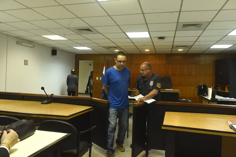 David Esteban Martínez ingresaba a la sala de juicios orales esposado, minutos antes de la lectura de la sentencia.