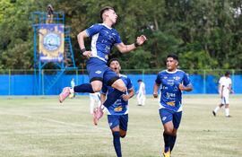 Elías Saavedra celebra el primer gol del torneo. Pilcomayo dio el primer grito triunfal de la temporada de la Primera C, derrotando al local Oriental.