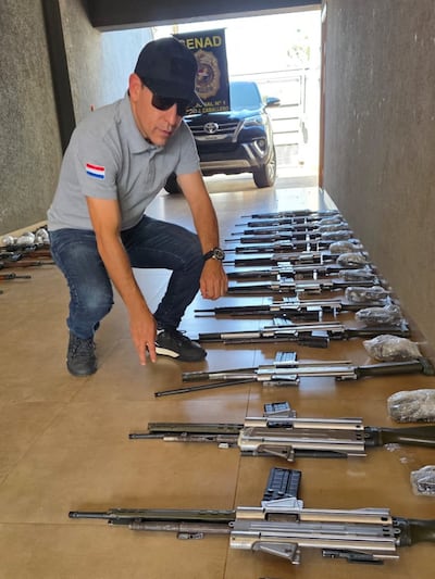 El fiscal de Pedro Juan Caballero, Celso René Morales Fernández, con los fusiles de guerra incautados.