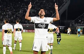 Mateo Gamarra, futbolista de Olimpia. celebra un gol en el partido frente a Vasco da Gama por la fecha 5 de la fase de grupos de la Copa Sudamericana 2026 en el estadio Defensores del Chaco, en Asunción, Paraguay.