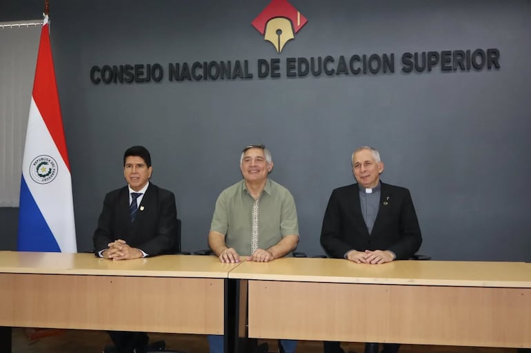 De izquierda a derecha: Hermenegildo Cohene, vicepresidente del Cones, el ministro de Educación, Luis Ramírez, presidente y el presbítero Cristino Bonhert, secretario general.