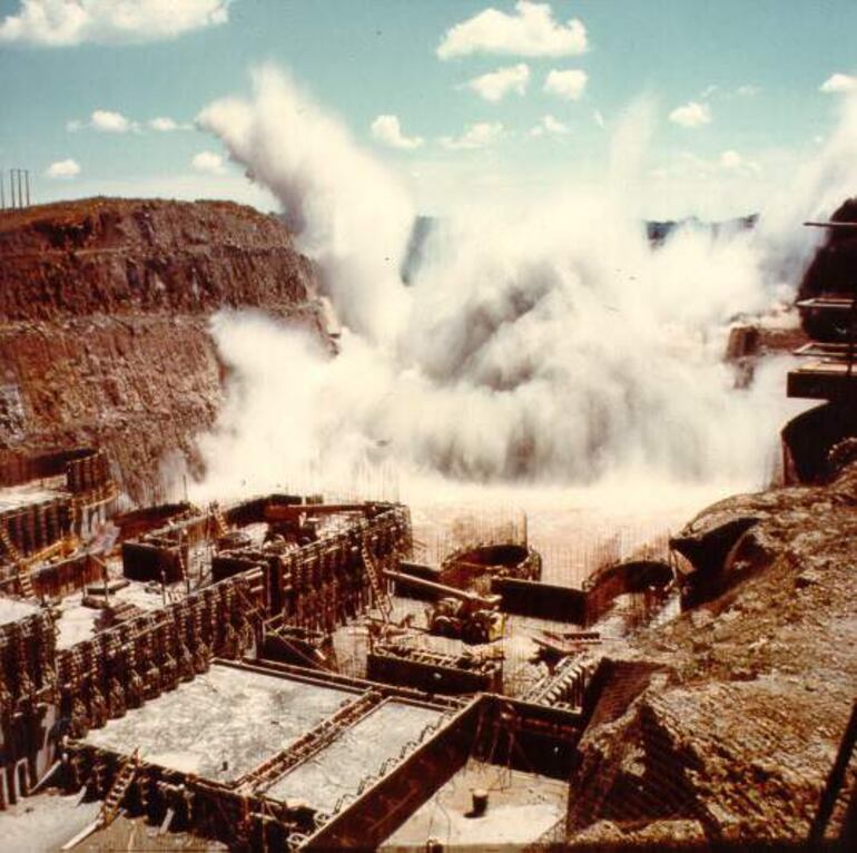 La explosión duró segundos, lo suficiente como para demoler los diques que hasta entonces protegían el canal de desvío del río Parná