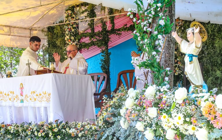 La comunidad de Monte Alto ofrece una emotiva misa en honor al Divino Niño Jesús, donde cientos de familias se reúnen para renovar su fe, agradecer las bendiciones recibidas y mantener viva una tradición que une a generaciones enteras.