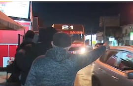 Pasajeros sufren por la falta de refugios y la larga espera con temperaturas de 3 °C.