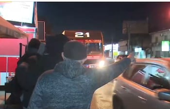Pasajeros sufren por la falta de refugios y la larga espera con temperaturas de 3 °C.