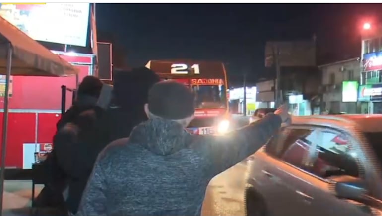 Pasajeros sufren por la falta de refugios y la larga espera con temperaturas de 3 °C.