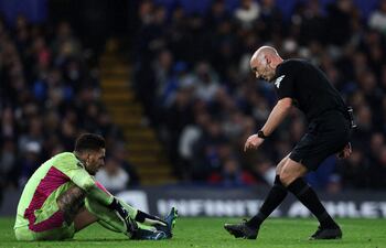Ederson se lesionó el pie izquierdo durante el partido que Manchester City empató el domingo 4-4 en cancha del Chelsea por la Premier League.