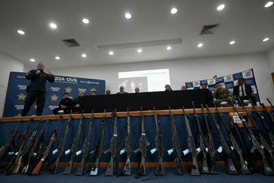 Fusiles de asalto incautados durante la Operación Contención en el Complejo Penha se exhiben durante una conferencia de prensa en la sede de la Policía Civil en Río de Janeiro, Brasil.